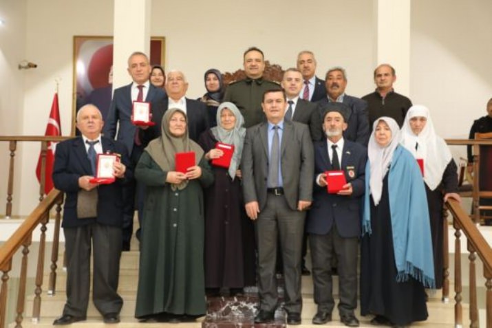 Kıbrıs Gazilerine Madalyalarını, Vali Arslantaş’ın Elinden Aldı